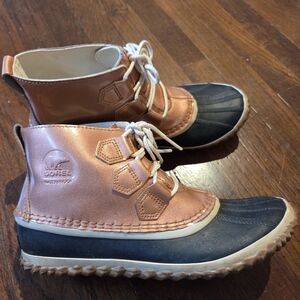 Sorel Women's Out 'n About Rain Patent Leather Rain Boots Rose Gold